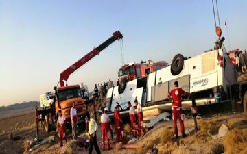 واژگونی اتوبوس در جاده اسلام‌آبادغرب به کرمانشاه 40 مصدوم بر جای گذاشت 