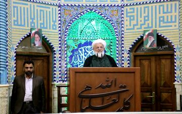 حضور آیت الله ناصری در نماز جمعه یزد با لباس پاسداری