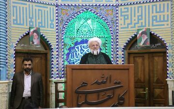 حضور آیت الله ناصری در نماز جمعه یزد با لباس پاسداری
