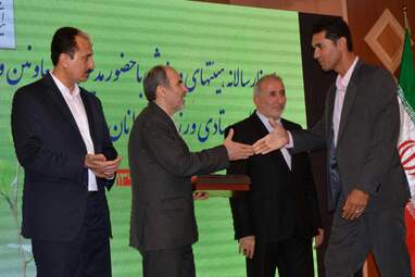 تجلیل از روسای هیأت‌های ورزشی استان کرمانشاه امروز نهم خرداد با حضور ارسلان حسینی مدیرکل و معاونین ستادی ورزش و جوانان استان کرمانشاه در سالن آمفی‌تئاتر ولیعصر(عج) این اداره انجام شد.