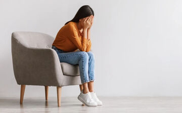 عقب افتادن پریود به دلیل استرس؛ چند روز تأخیر طبیعی است و چه زمانی باید نگران شد؟