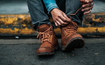 کفش‌هایی که کمردرد را بدتر می‌کنند! + توضیحات
