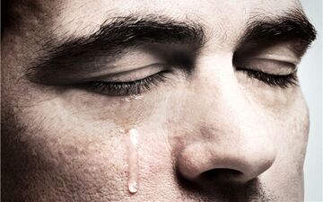 چرا گاهی بدون هیچ دلیل واضحی گریه می کنیم؟