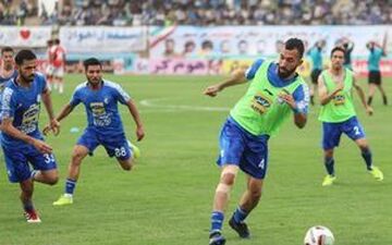 پاسخ جالب چشمی به فحاشی بابلی‌ها/ حضور مدافع خونه‌به خونه با لباس استقلال
