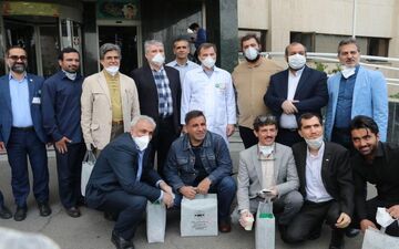 تجلیل جمعی از هنرمندان بسیجی از کادر درمان بیمارستان بقیه‌الله الاعظم(عج) تهران