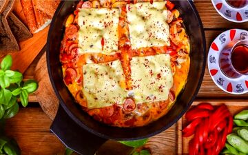 طرز تهیه املت گوجه پنیری؛ صبحانه‌ای لاکچری و خوشمزه در خانه