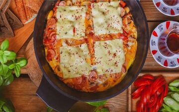 طرز تهیه املت گوجه پنیری؛ صبحانه‌ای لاکچری و خوشمزه در خانه