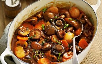 طرز تهیه خورش قارچ و سبزیجات؛ لذیذ و اصیل به روش شمالی