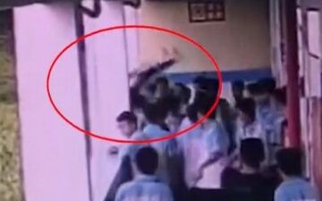لحظه پرتاب دانش‌آموز از طبقه چهارم مدرسه!