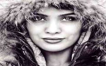 سلفی توماشینی ریحانه رضی؛ بازیگر تئاتر