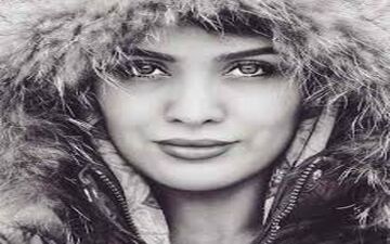سلفی توماشینی ریحانه رضی؛ بازیگر تئاتر