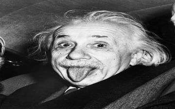 میز کار اینشتین در روز مرگش را ببینید!