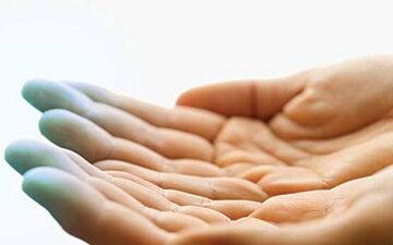  سردی دست ها نشانه چیست؟ 