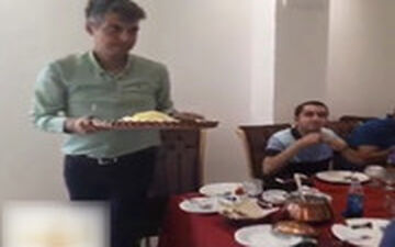 پذیرایی عادل فردوسی‌پور از همکارانش در رستوران