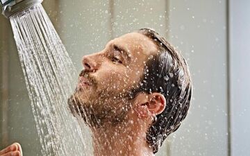فواید و خطرات سرددرمانی؛ آیا دوش سرد همان تأثیر وان یخ را دارد؟