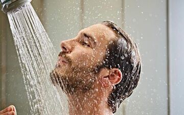 فواید و خطرات سرددرمانی؛ آیا دوش سرد همان تأثیر وان یخ را دارد؟