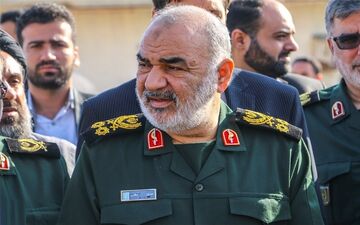 فرمانده کل سپاه پاسداران انقلاب اسلامی از مناطق سیل زده شرق استان هرمزگان بازدید کرد