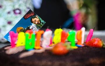 عکس/ جشن تولد شهید مدافع حرم در کنار مزارش