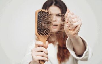 کمبود کدام ویتامین باعث ریزش مو می‌شود؟ نقش تغذیه در سلامت مو