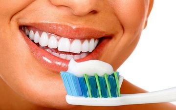 به هیچ عنوان مسواک نزنید! | ضررهای باورنکردنی مسواک پلاستیکی فاش شد +ویدئو