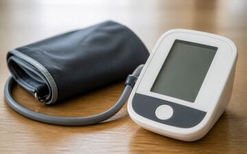 فشار خون بالا چه علائمی دارد و چگونه می‌توان آن را پایدار کنترل کرد؟