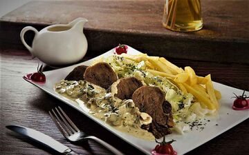 طرز تهیه خوراک زبان با سس قارچ؛ غذای خوشمزه و مجلسی به سبک رستورانی