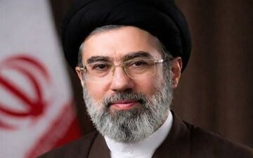 لحظه اعلام رهبری آیت‌الله مجتبی خامنه‌ای در میدان ونک تهران

