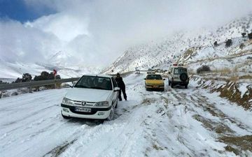 گرفتاری 25 خانوار در برف و کولاک جاده «توسکستان» و «درازنو»