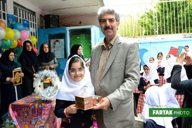 پاسداشت روزمعلم در دبستان غیر انتفاعی مفید و تجلیل از دانش‌آموزان برتر  ناحیه سه کرمانشاه 