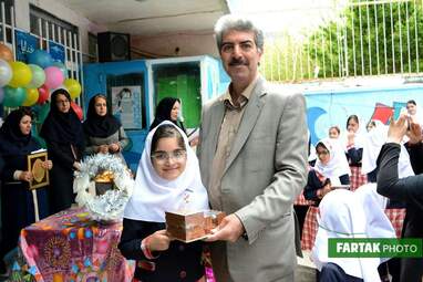پاسداشت روزمعلم در دبستان غیر انتفاعی مفید و تجلیل از دانش‌آموزان برتر  ناحیه سه کرمانشاه 