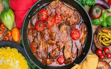 تجربه طعم اصیل خورشت گوجه بادمجان: طعمی به یاد ماندنی در منزل | فیلم