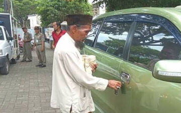 گدایی که شاسی سوار از آب درآمد!