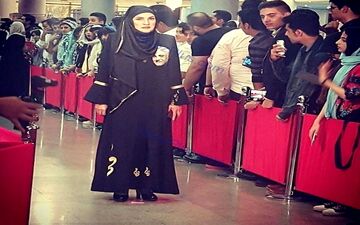 عکس مرحوم علی معلم روی سینه همسرش+ عکس