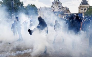 شلیک گاز اشک‌آور به تجمع کارمندان بخش بهداشت و درمان فرانسه