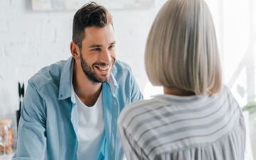 چگونه بفهمیم یک مرد ما را دوست دارد؟ | علائم علاقه یک مرد به یک زن