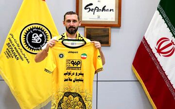 تمدید خلعت با طلایی پوشان
