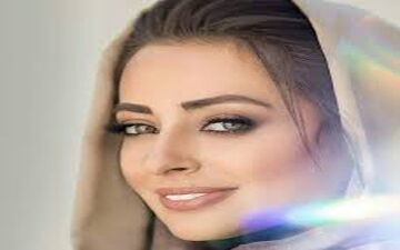 نفیسه روشن در آغوش سگش