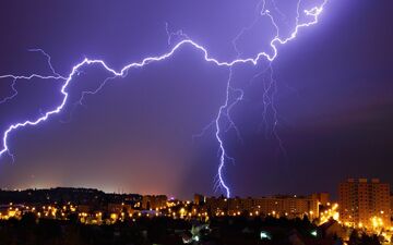 تصاویر آخرالزمانی از رعد و برق مهیب در غرب تهران + فیلم