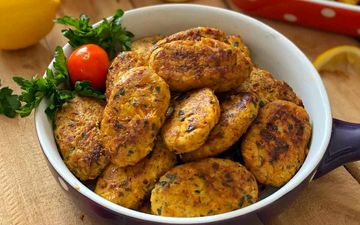 تجربه ای دلچسب از آشپزی در طبیعت: طرز تهیه نان و کتلت مرغ و سیب زمینی به سبک عشایر بختیاری