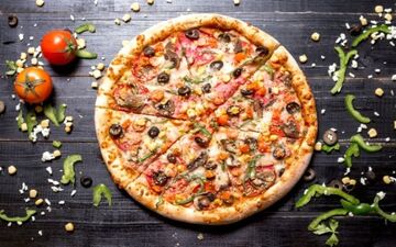 طرز تهیه پیتزا مخلوط خانگی و خوشمزه + نکات تکمیلی