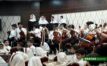 
فیلم/رقص پزشکان مرهم با لباس کٌردی در هتل پارسیان کرمانشاه