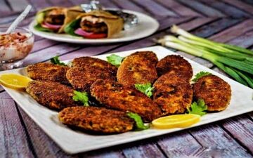 تجربه طعم اصیل غذای کُردی: ویدئویی از پخت کتلت ماهی و پلو کباب مرغ | فیلم