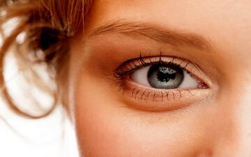 چگونه با یک روش ساده و طبیعی پف چشم را از بین ببرید؟ | این درمان جادویی را امتحان کنید