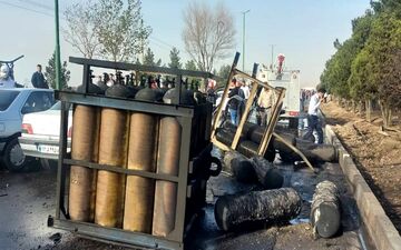 کامیون حامل کپسول‌های اکسیژن در خمینی‌شهر طعمه حریق شد