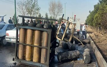کامیون حامل کپسول‌های اکسیژن در خمینی‌شهر طعمه حریق شد