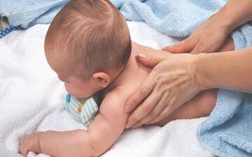 نوزاد خود را چگونه ماساژ دهیم؟