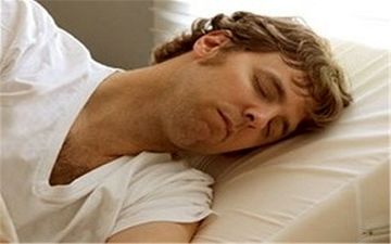 ریختن آب دهان بر بالش و تعریق بیش از حد در خواب نشانه چیست؟ 