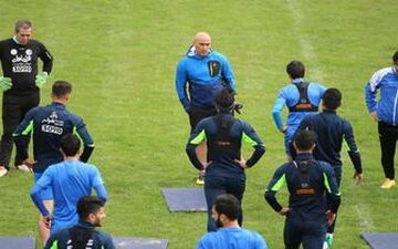 تمرین شاگردان منصوریان در کنار هواداران و سفیر ایران
