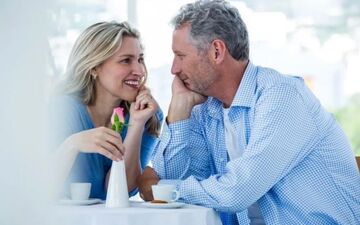 عشق در آستانه پنجاه سالگی: ۳ راز برای یافتن و حفظ رابطه‌ای عاشقانه و پایدار