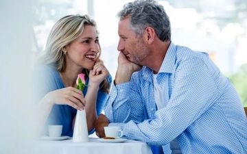 عشق در آستانه پنجاه سالگی: ۳ راز برای یافتن و حفظ رابطه‌ای عاشقانه و پایدار